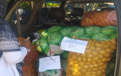 Pegawai dan Guru MTsN 4 Bener Meriah, Mengumpulkan Bantuan Sembako Sayur Mayur untuk Korban Bencana Banjir Aceh Tamiang.