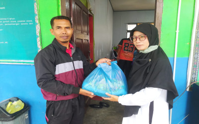 Kepala Madrasah Ruhdi Sara,S.Pd, Menyerahkan Bantuan Kepada Guru dan Siswa Yang Terkena Bencana Banjir dan Longsor Kabupaten Bener Meriah.
